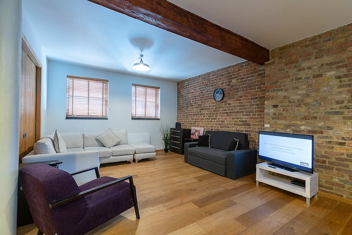 всекидневна и трапезария. Белият разтегателен диван е премахнат.