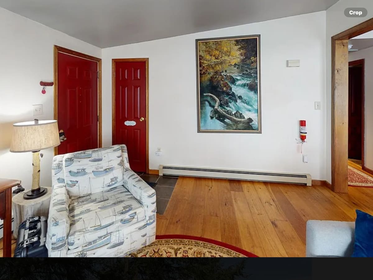 Entrada por la puerta lateral.