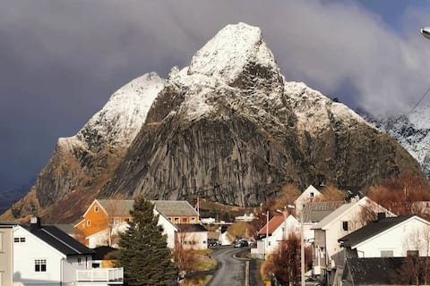 Cozy Mountain View Apartment in Reine