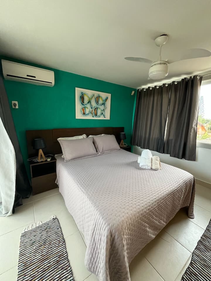 סוויטה נוחה עם מיטת קווין סייז, מיזוג אוויר ומרפסת עם נוף לים