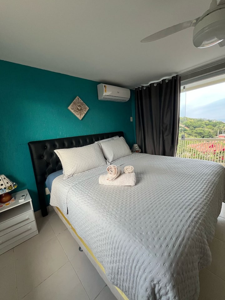 סוויטה ראשית עם מיטת קינג סייז, מרפסת פרטית ונוף לים