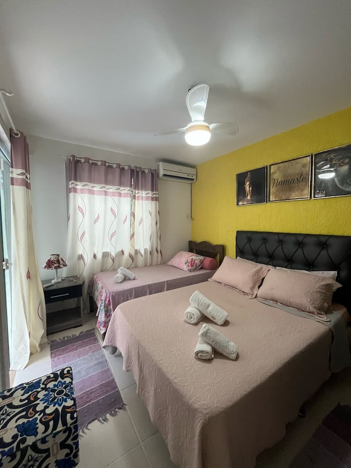 סוויטה רב-תכליתית עם מיטה זוגית + מיטת יחיד ויציאה לחצר