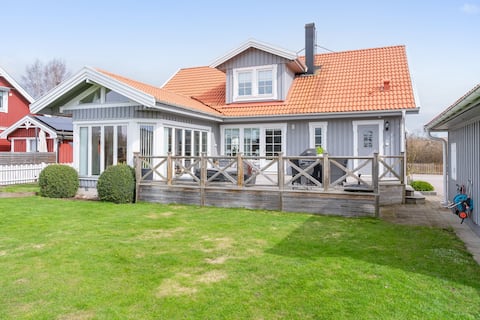 Nice villa with hot tub, close to both lake & city