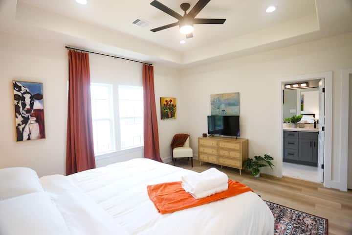 ห้องนอนที่ 4 มีห้องน้ำในตัวที่กว้างขวาง ห้องนอนทั้ง 4 ห้องมีเตียงขนาดคิงไซส์พร้อมผ้าปูที่นอนผ้าฝ้าย 100% ทีวีร็อกุ ม่านบังแสง และตู้เสื้อผ้าแบบวอล์คอิน 