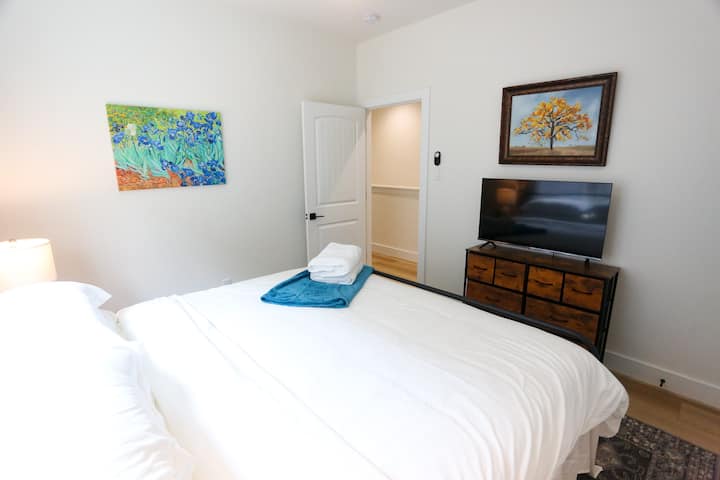 ห้องนอนที่ 2 ใช้ห้องน้ำกว้างขวางร่วมกับห้องนอนที่ 3 ห้องนอนทั้ง 4 ห้องมีเตียงขนาดคิงไซส์พร้อมผ้าปูที่นอนผ้าฝ้าย 100% ทีวีร็อกุ ม่านบังแสง และตู้เสื้อผ้าแบบวอล์คอิน 