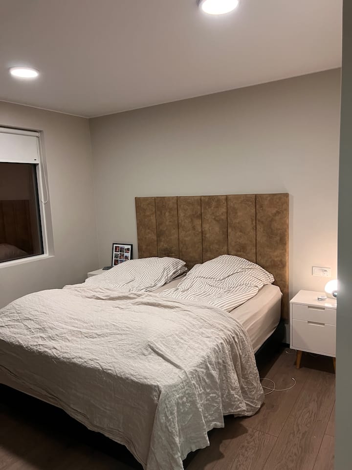 Hlavná spálňa s priechodným šatníkom a vlastnou kúpeľňou so sprchovacím kútom a prístupom na terasu.