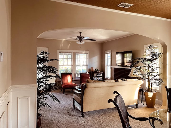 Cozy & Charming Bungalow - Lakeland, FL