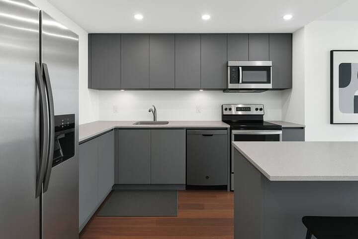 Modern 2 BR Condo Downtown with King Bed + Parking gallery image 5