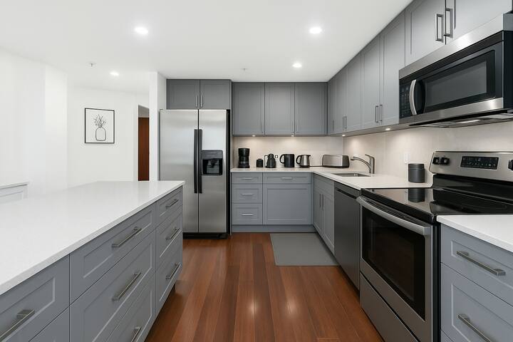 Modern 2 BR Condo Downtown with King Bed + Parking gallery image 4