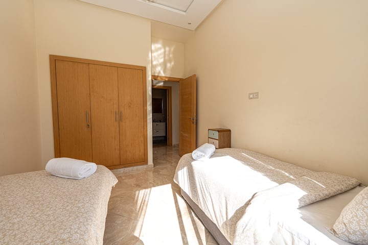 Совршена за две лица, оваа соба нуди удобен простор. Два единечни кревета со чиста постелнина, голема вградена гардероба и бања во близина. 