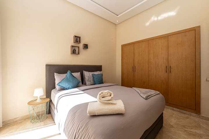 Удобна и стилска соба, природна светлина. Брачниот кревет (широк 150-179 см) ветува удобни ноќевања, придружени со квалитетна постелнина и меки перници. голем вграден плакар за лесно чување на сите ваши работи. 