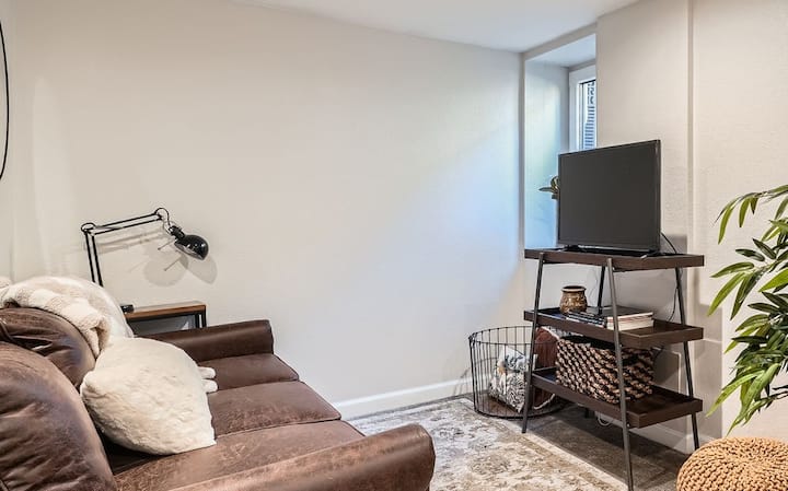 *New* Du, So. Pearl Street
1 Queen Bed - Denver, CO