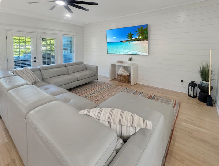Farmhouse Retreat • 3 King Suites + Game Room - Holden Beach, NC