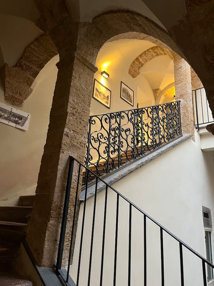 Palazzo Dei Duchi D'amico -
"Tralevolte" Del '700 - Palermo