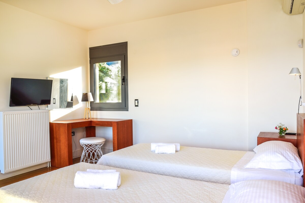 الطابق الأرضي: غرفة نوم مع سريرين مفردين وحمام داخلي