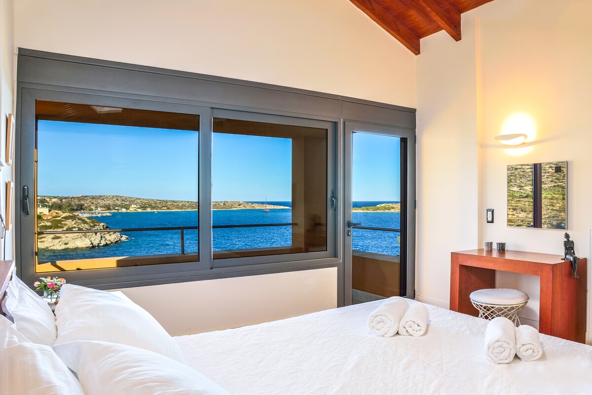 الطابق الأول: غرفة نوم مع سرير بحجم كوين وحمام داخلي