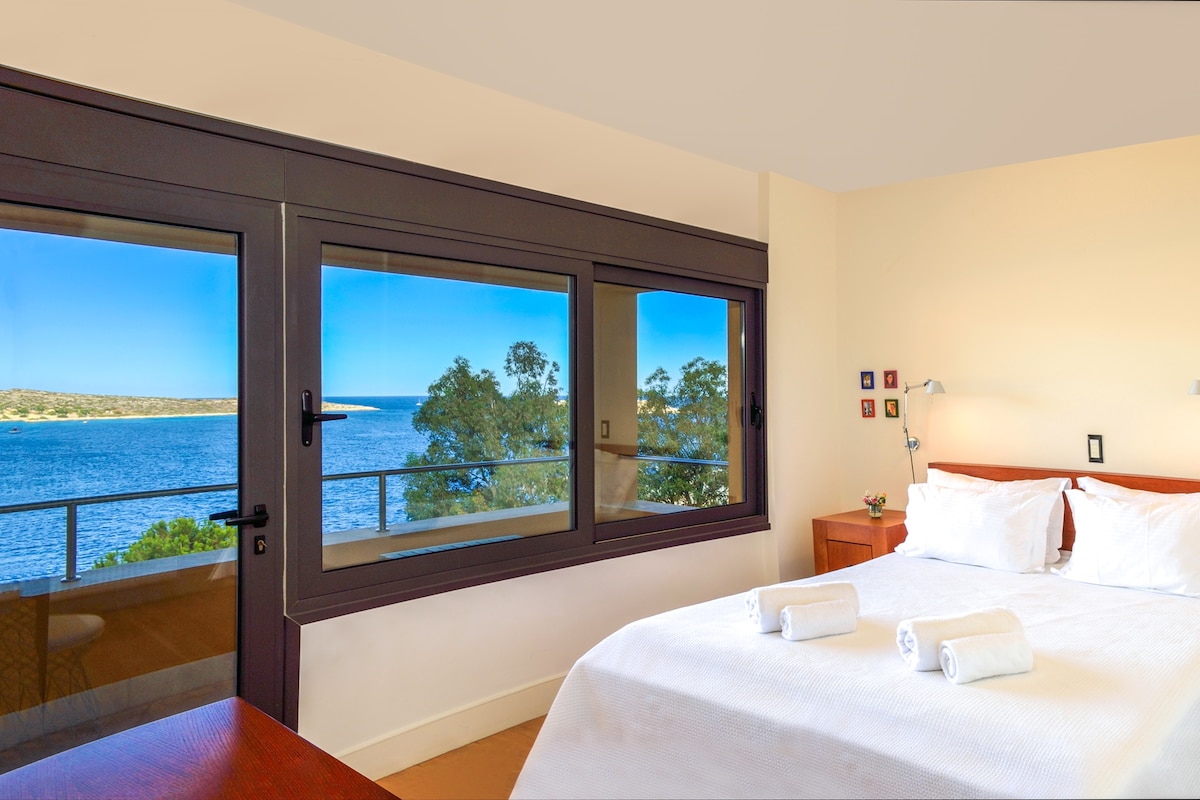 الطابق الأول: غرفة نوم مع سرير بحجم كوين وحمام داخلي