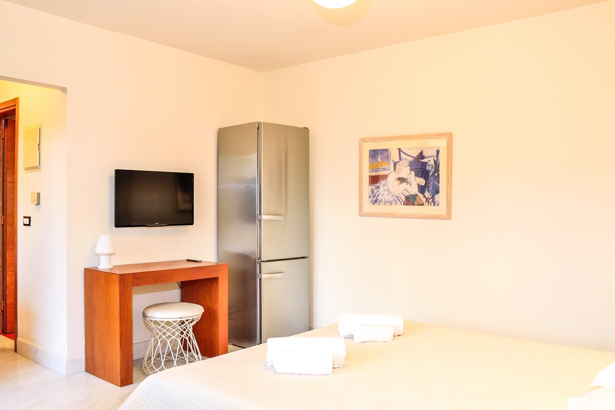 شقة استوديو: غرفة نوم مع سرير بحجم كوين وحمام داخلي