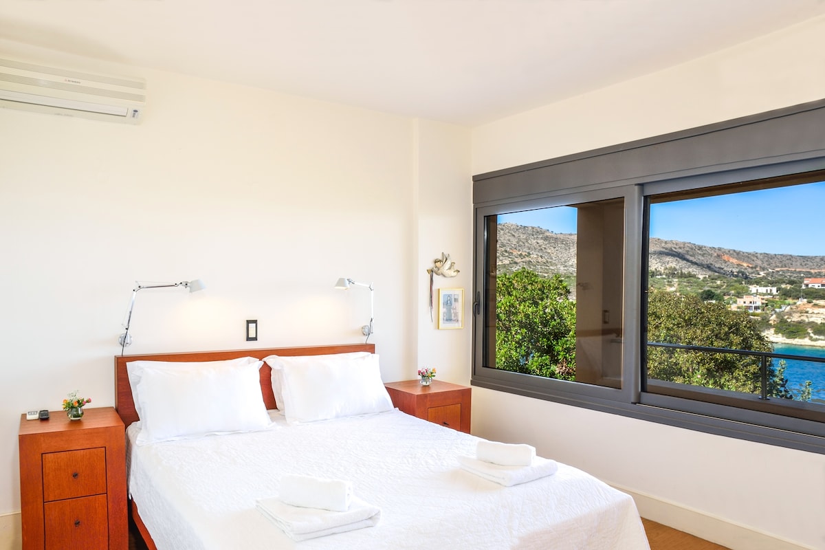 الطابق الأول: غرفة نوم مع سرير بحجم كوين وحمام داخلي