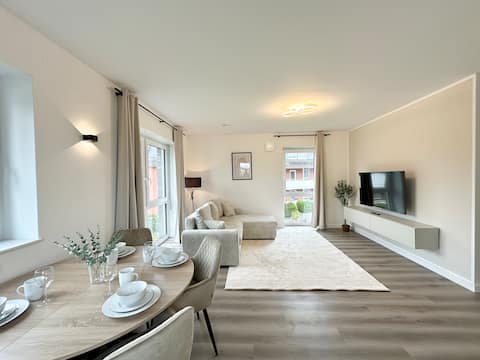 Bright 3BR Apt w/ Sofa Bed & Parking, Near Hamburg