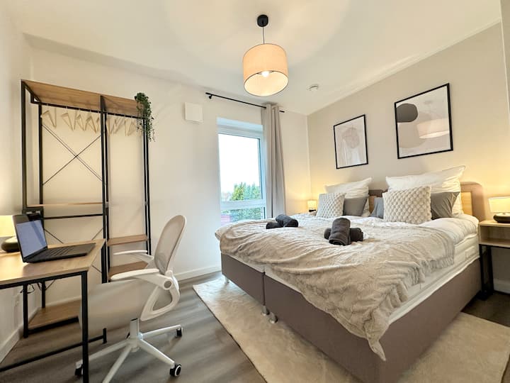 Удобните кревети овозможуваат добар и удобен сон.
Бирото обезбедува функционалност и удобност. Одлично за опуштање и работа.