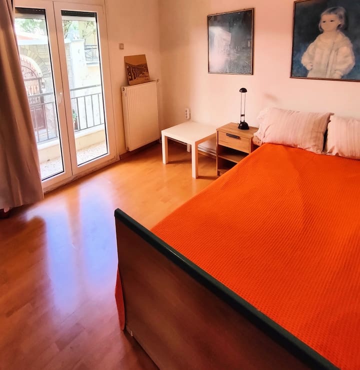 Segundo dormitorio luminoso con acceso al balcón, ideal para uno o dos niños (se puede instalar otra cama portátil previa solicitud) o para un huésped solo.