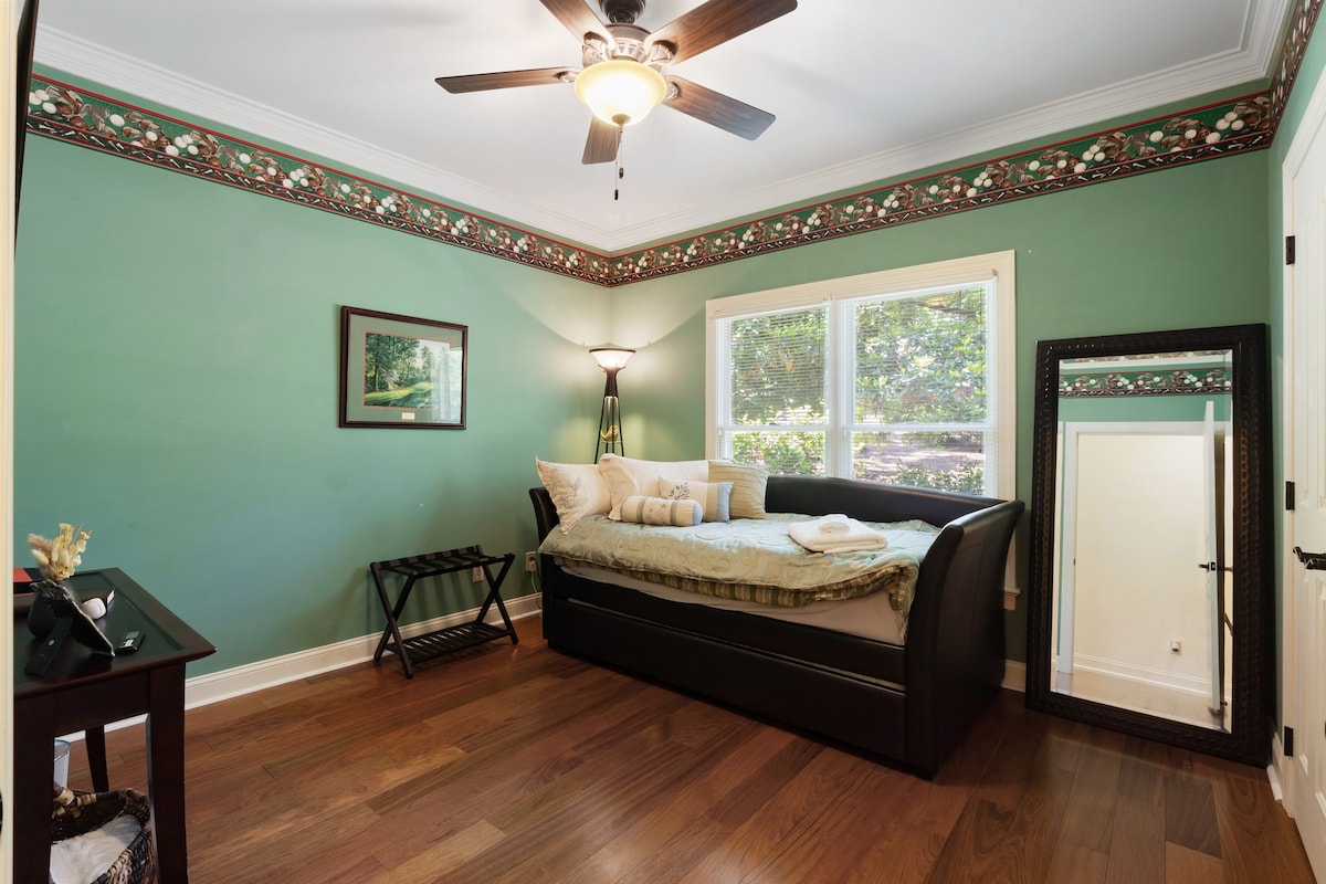 חדר שינה רביעי עם מיטה זוגית 