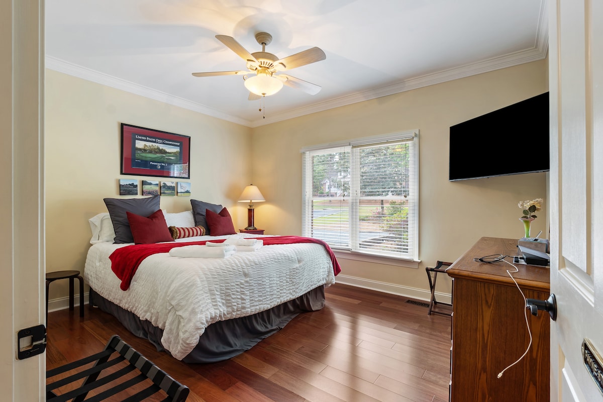 חדר שינה שני בקומה הראשית. Cali King Bed. 