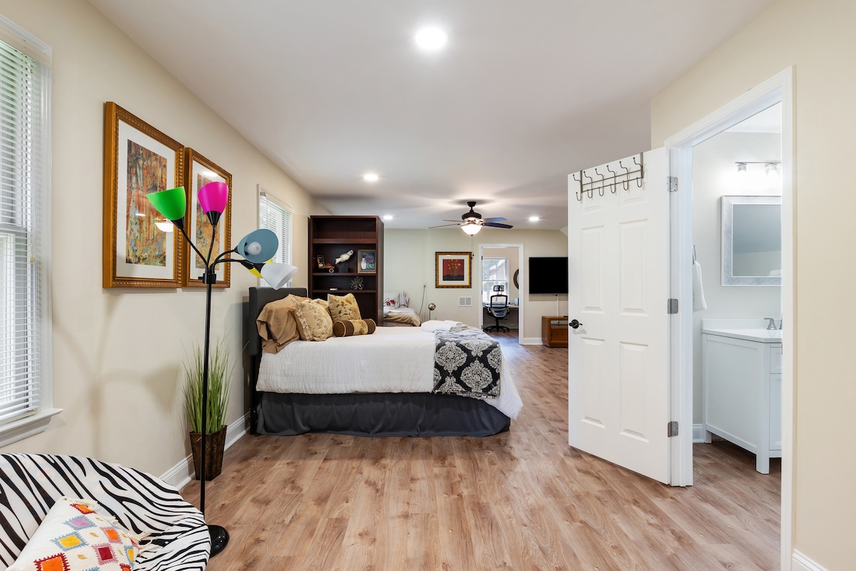 למעלה יש ארבע מיטות נוספות וחדר רחצה עם שירותים. 