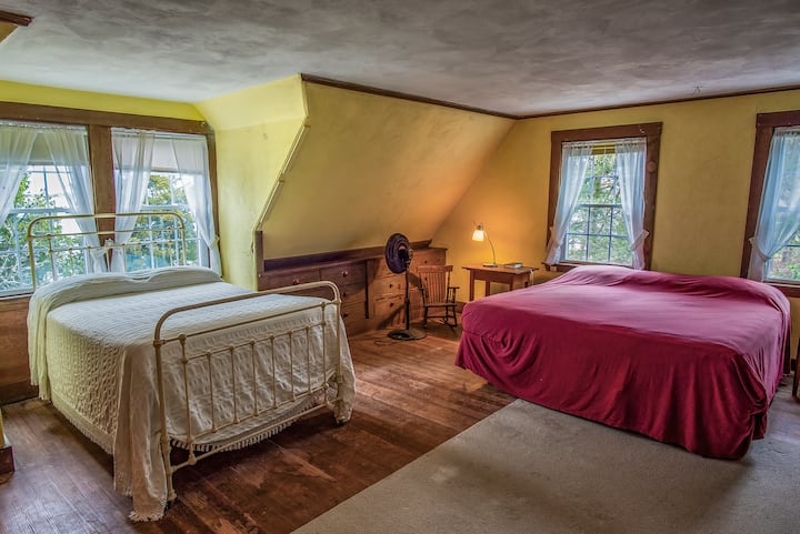 นี่เป็นหนึ่งในสามห้องนอนที่มีเครื่องปรับอากาศ 