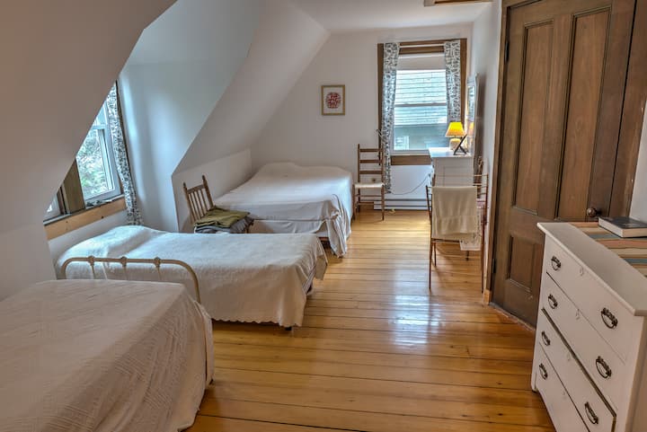 ห้องนอนนี้มีเครื่องปรับอากาศแบบติดหน้าต่างติดตั้งอยู่ 