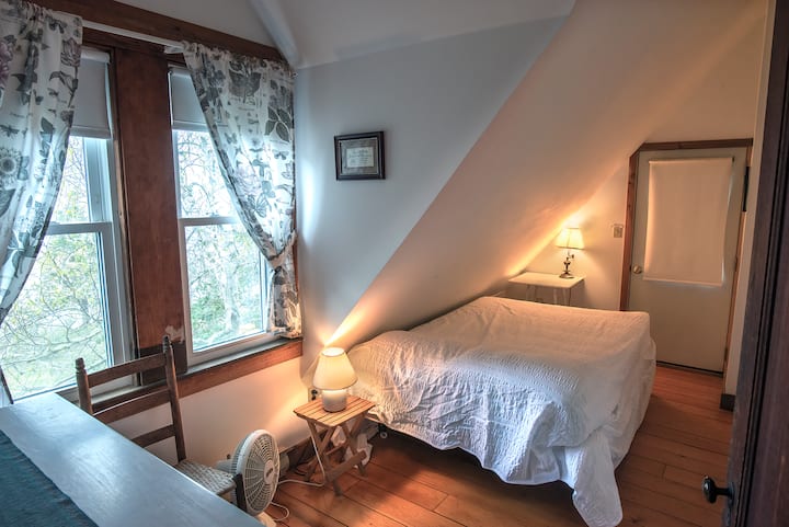 "ห้องดับเบิล": เป็นห้องนอนหลักของอาคารฝั่งตะวันออกและมีระเบียงด้านนอกประตู 