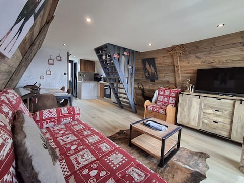 Cozy Chalet Cabin with Lake View