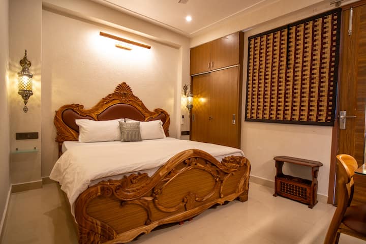 هذا السرير الخشبي المنحوت مناسب للملوك (أو على الأقل نبل في عطلة نهاية الأسبوع)، يعد هذا السرير الخشبي المنحوت بقيلولة ملكية وأحلام تستحق الإنستغرام. أضواء دافئة ومشاعر مريحة — ما عليك سوى إضافة كتاب جيد أو كوب من الشاي!