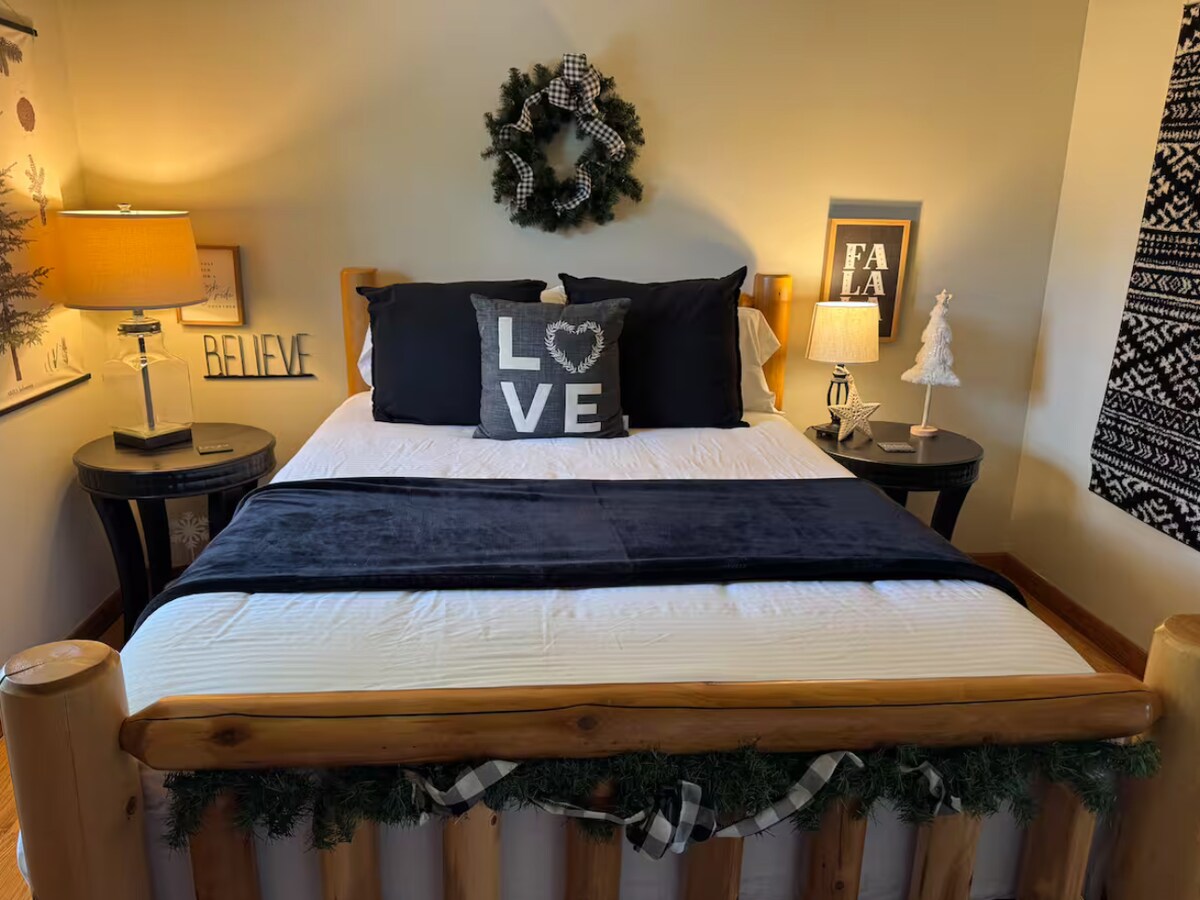 זהו חדר "שלג ופחם" - הוא שחור וקרם/לבן וחגיגי עד תום.   מזרן משודרג, מאוורר בחדר ותריסים שיכסו את החדר יעזרו לשינה נינוחה.