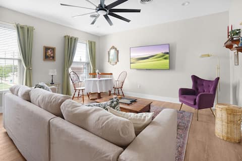 Chic Downtown Franklin Condo-Sleeps 6!
