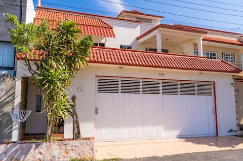 House/Private Pool/10 min walk to beach