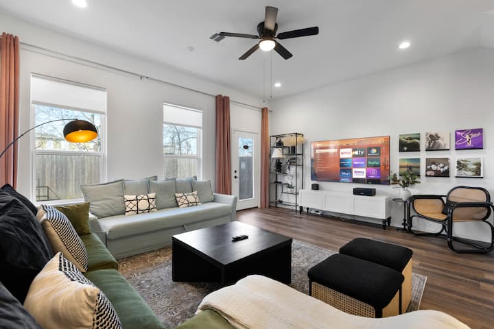 Houston Family Retreat | Sleeps 10 | Near Nrg - Houston, TX