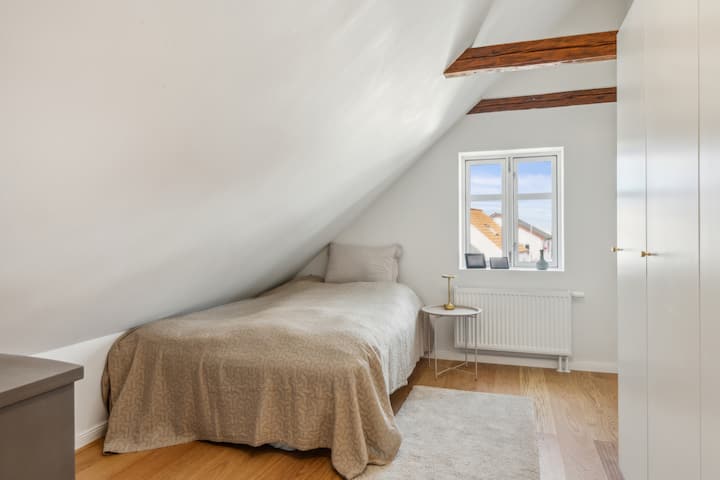 Het bed in de kamer hier is een driekwart bed van 140x200 cm.