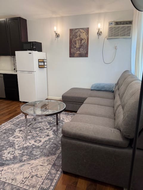 Successful Airbnb property: Private modern guest house with its own entrance. in West San Carlos / Burbank