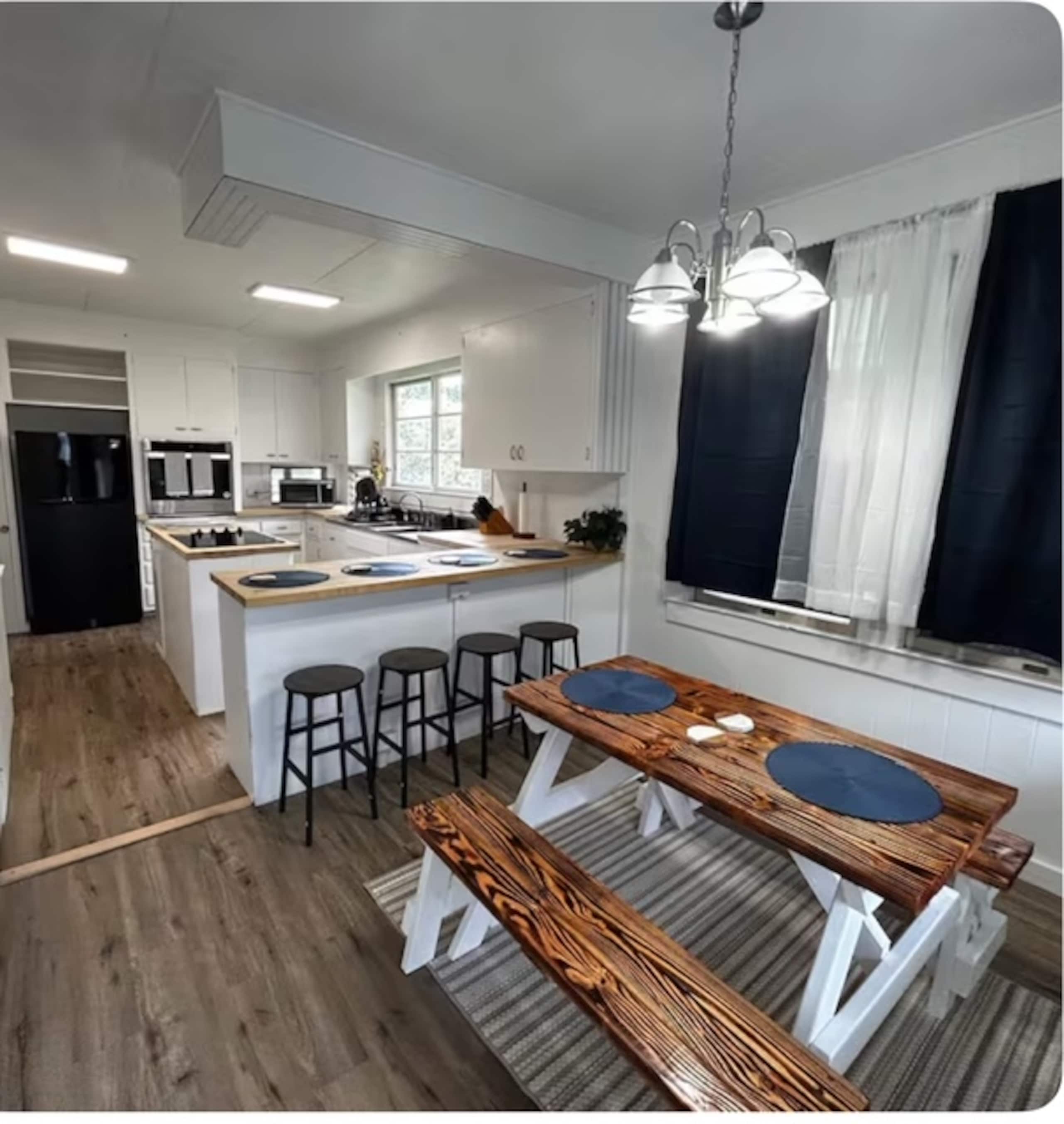 Home in Hilo · ★4.8 · 3 bedrooms · 6 beds · 2 private baths - Image 2