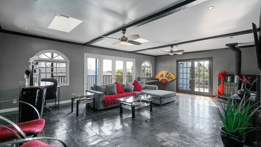 Amazing views & large patio, central LA location