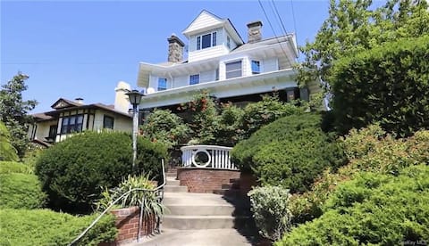 The Mansion Close to the City