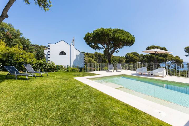 Family Beachfront Villa with Private Pool gallery image 4