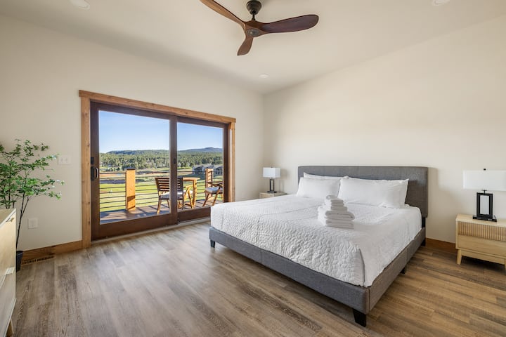 ادخل إلى ملاذك الهادئ الذي يتميز بسرير فاخر كبير الحجم، وهو مثالي لقضاء ليلة نوم مريحة. استمتع بإطلالات جميلة على المناظر الطبيعية المحيطة 