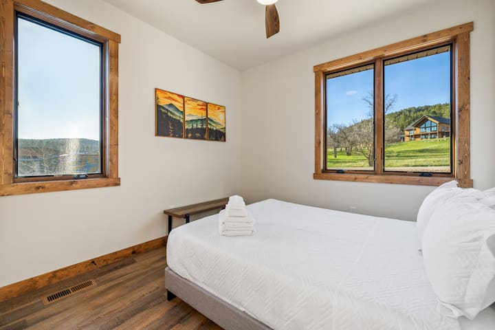 تحتوي الغرفة على سرير مريح متوسط الحجم مع بياضات ناعمة، ومروحة سقف لنسيم بارد، وكرسي جلوس مريح للقراءة أو الاسترخاء. 