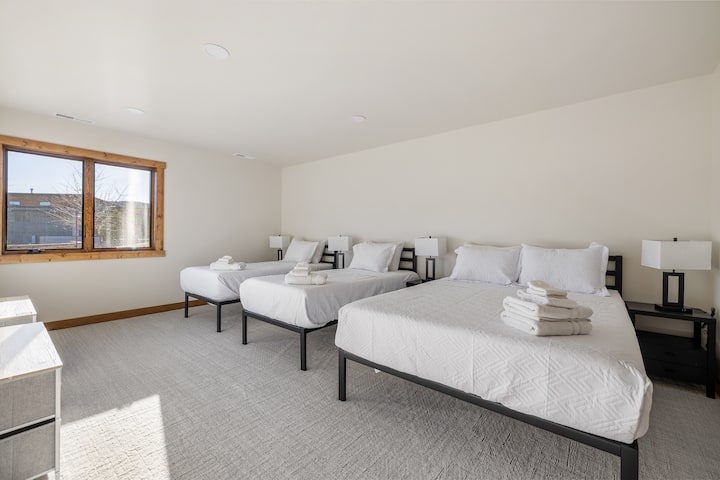 تحتوي غرفة النوم الواسعة هذه على سرير بحجم كوين ومجموعتين من الأسرّة بطابقين، مما يجعلها مثالية للعائلات أو المجموعات الصغيرة. تم تجهيز كل سرير بمصباح للقراءة في وقت متأخر من الليل ومنضدة جانبية لمزيد من الراحة. 