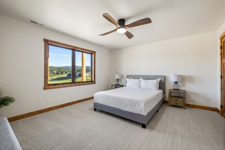 سرير فخم بحجم كبير  مع مصباحين مع طاولات جانبية، يوفر الكثير من الضوء والتخزين. 