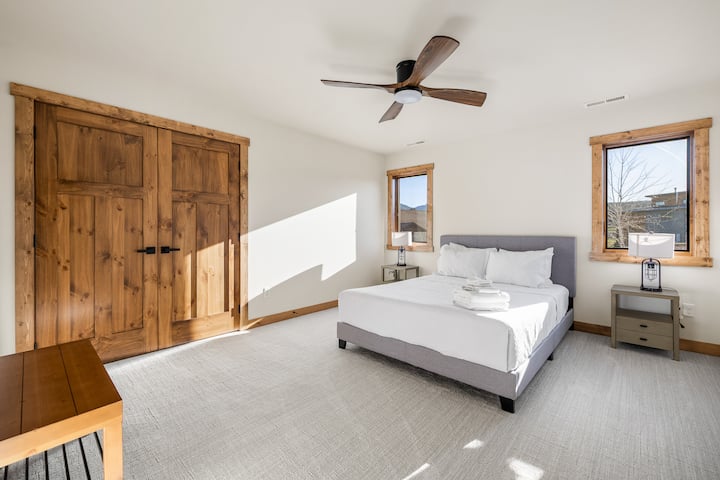 يوفر سريرًا متوسط الحجم وطاولة مساحة كبيرة للانتشار، سواء كنت تعمل أو تتناول الطعام أو تنظم أغراضك ببساطة.