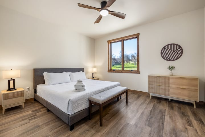 استرخ واستعد نشاطك في غرفة النوم الجذابة هذه، مع سرير مريح بحجم كبير لقضاء ليلة نوم مريحة.